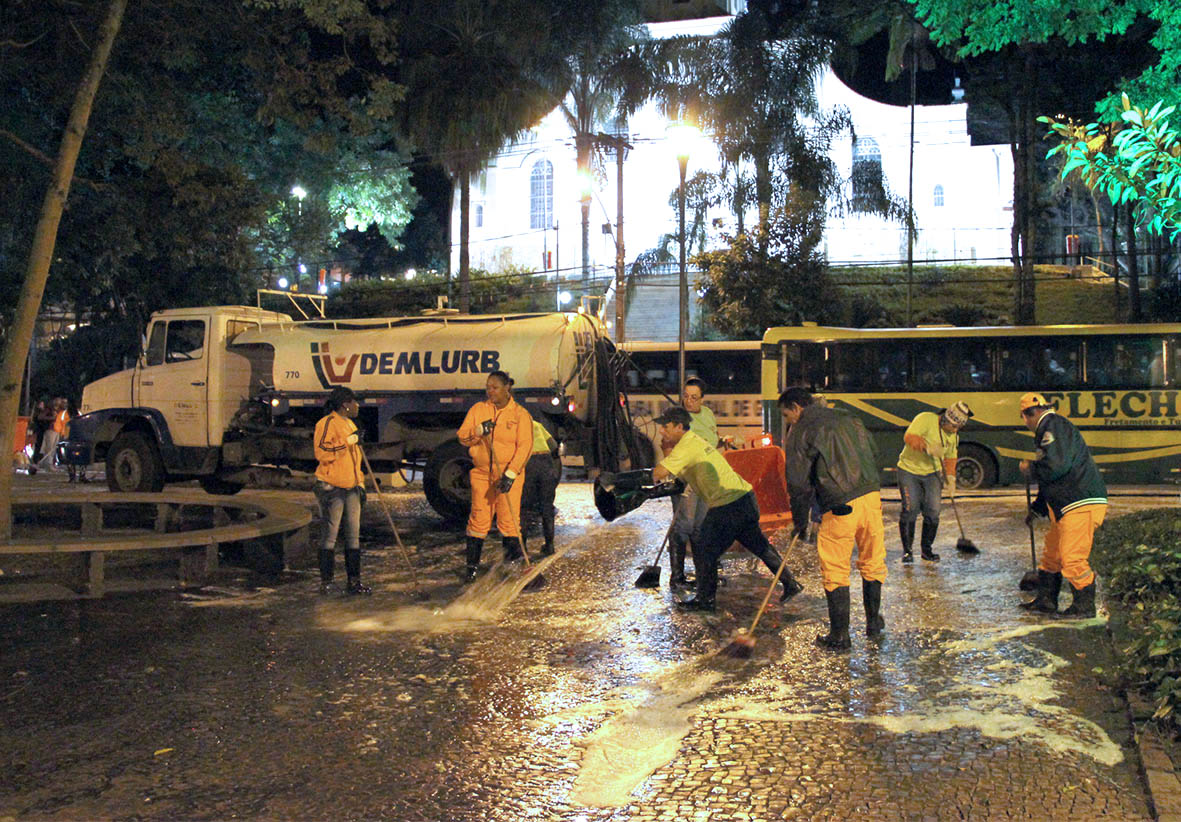 Portal de Notcias PJF | Pontos de nibus da Avenida Rio Branco recebem lavao do Demlurb nesta sexta-feira | DEMLURB - 21/8/2014